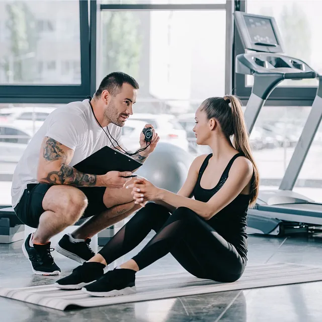 entrenador examinando los resultados deportivos de una chica